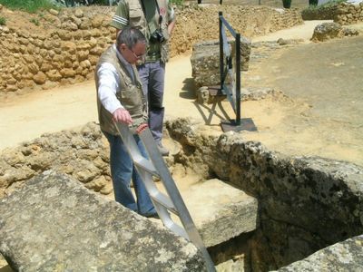 Nuestro compañero Antonio entrando a una de las tumbas